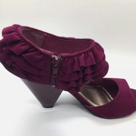 NEW! QUPID DANGER  PEEP TOE RUFFLE TRIM ANKLE STRAP BLOCK HEELS PLUM - Picture 4 of 7